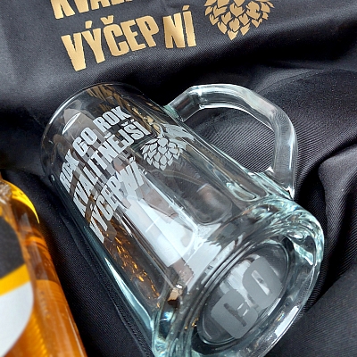 16/35    Pískování pivního krýglu motivem k 60. narozeninám