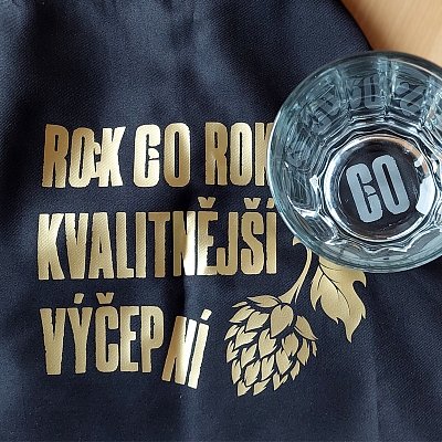 15/35    Motiv potisku zástěry a pískování pivního krýglu zespod sklenice