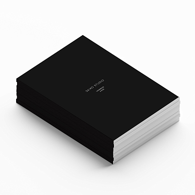 4/4    Lookbook k fashion show - minimalistická obálka s ražbou loga ve stříbrné barvě