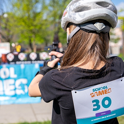 3/12    Startovní číslo s bannerem v pozadí