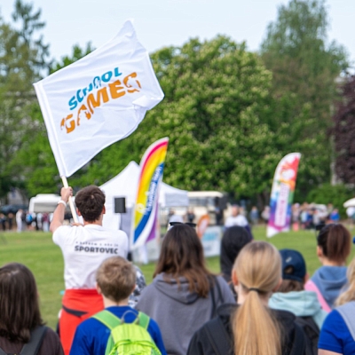 9/12    Vlajka s mušími křídly v pozadí